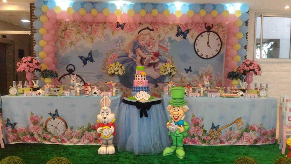 Decoração para festa infantil no tema Alice em Brasília